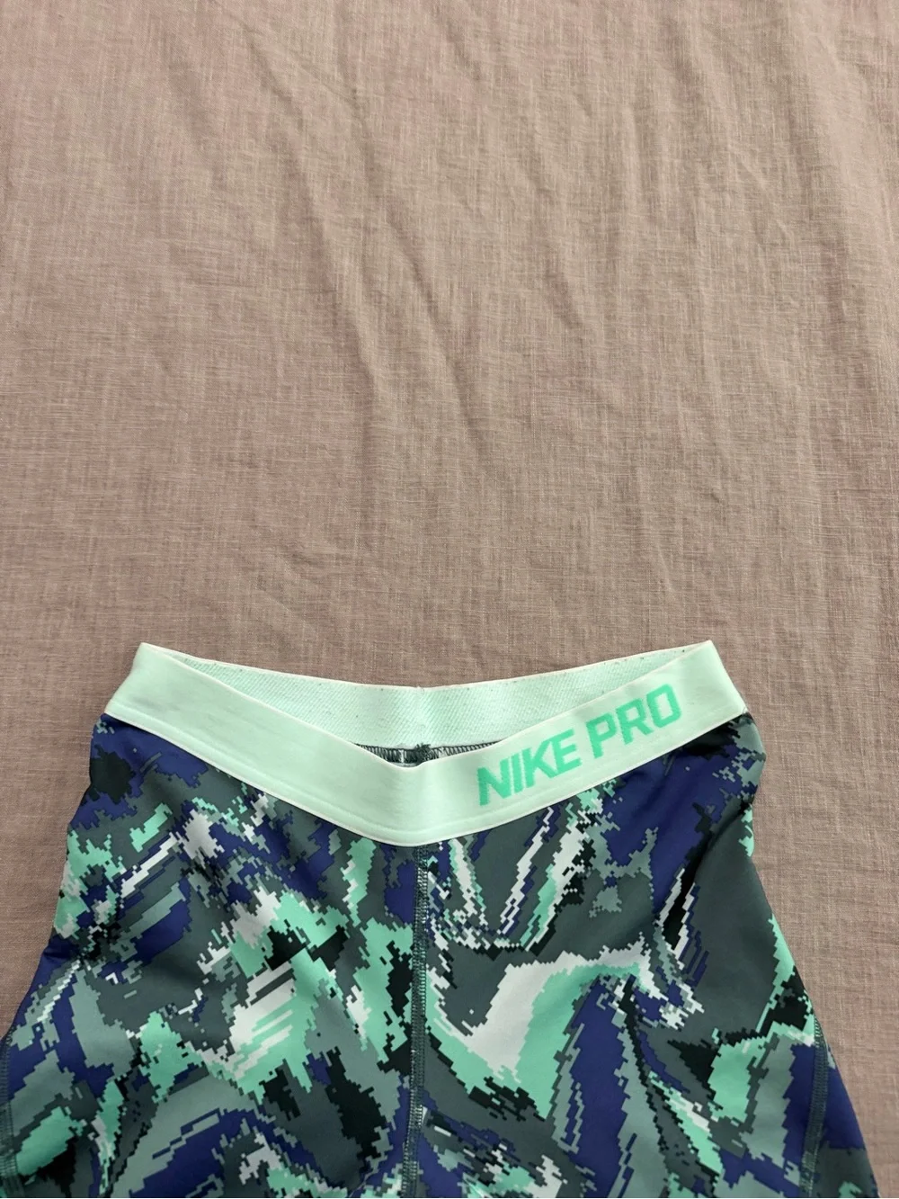 Nike Pro Hyperwarm Leggings Women's Size Medium Stretch Athletic Gym Workout